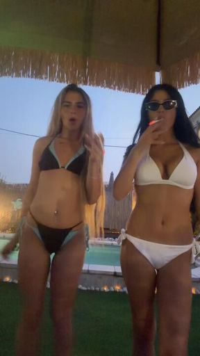 Bikinis + cigarettes 😍