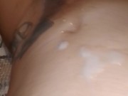 Piscio mentre mi sego e caccio enorme carico di sborra pensando di chiavare il culo della figliastra