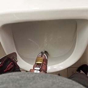 Pissing in public toilette