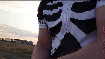 Allein und Nackt auf dem Fahrrad