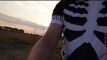 Allein und Nackt auf dem Fahrrad