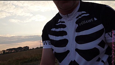 Allein und Nackt auf dem Fahrrad