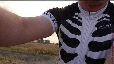 Allein und Nackt auf dem Fahrrad