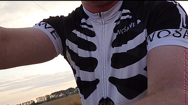 Allein und Nackt auf dem Fahrrad