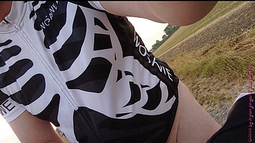 Allein und Nackt auf dem Fahrrad