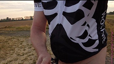 Allein und Nackt auf dem Fahrrad