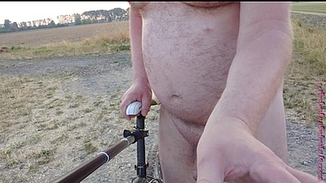 Allein und Nackt auf dem Fahrrad