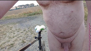 Allein und Nackt auf dem Fahrrad