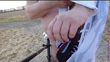 Allein und Nackt auf dem Fahrrad