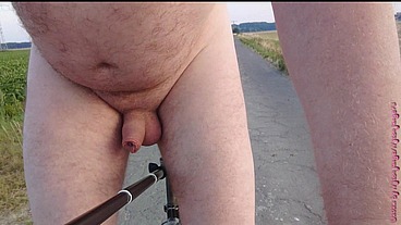 Allein und Nackt auf dem Fahrrad