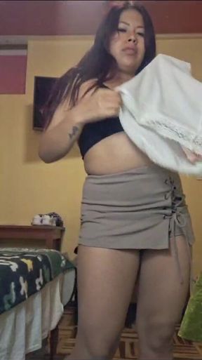 Zorrita caliente con su cuerpo tatuado