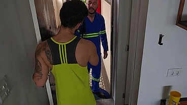 TECNICO DA INTERNET VEIO FAZER UM REPARO E CAI DE BOCA NA ROLA DELE E AINDA GANHEI LEITE NO CUZINHO. - COMPLETO