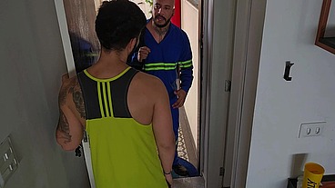 TECNICO DA INTERNET VEIO FAZER UM REPARO E CAI DE BOCA NA ROLA DELE E AINDA GANHEI LEITE NO CUZINHO. - COMPLETO