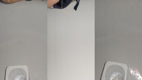 troia vuole centrare il bicchiere col latte caldo