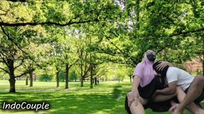 Sex Recording of an Indonesian Couple Enjoying Sucking the Dick of a Hijab-wearing Partner in a Park