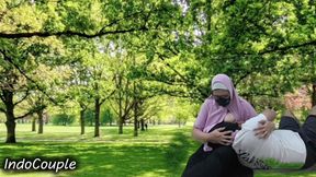 Sex Recording of an Indonesian Couple Enjoying Sucking the Dick of a Hijab-wearing Partner in a Park