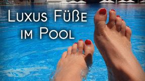 Luxus-Füße im Pool (kleine Version)