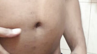 رجل أسود عجوز يمارس الجنس بدون واقٍ مع مؤخرات ضيقة لشباب هنود مراهقين مثليين هواة بقضيبه الضخم