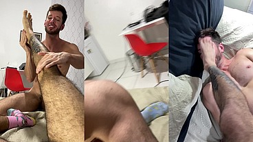 Cheirando os pés, o cu e o pau desse peludo.