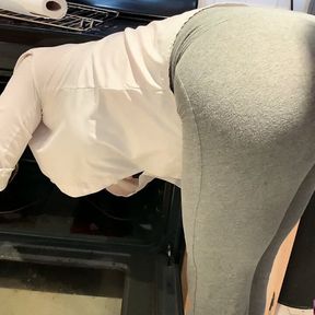 Stepmom is horny and stuck in the oven