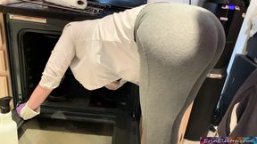 Stepmom is horny and stuck in the oven