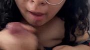 Me hace rica mamada mientras le llama el novio