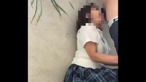 【素人】物陰に隠れて彼氏の為に外でフェラ、バックで激しく突かれて喘ぎまくる女子◯生。