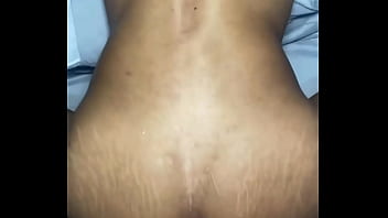 METENDO NO NOVINHO SEM CAPA E DEPOIS GOZANDO DENTRO.