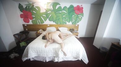 Madurita follada en el hotel. Inyectado en el coño. Creampie y squirting por detrás, 54 anos