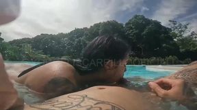 Extranho folga con Yorgelis Carrillo en la alberca