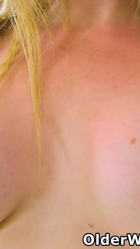 English MILF Classy Filth Lets You Enjoy Her Inviting Sex Holes