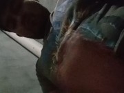 El pene pequeño se masturba en el baño