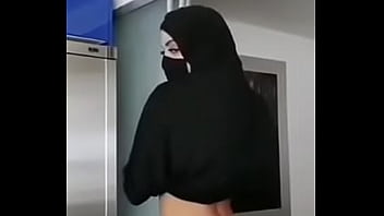 Gostosa peituda de hijab faz strip