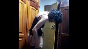 esposa se arruma para o amigo do marido - 2