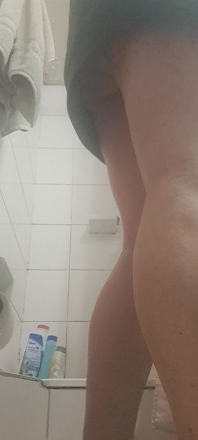 Milf without panties, showing her ass and hairy pussy