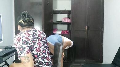 Cuando me relajo en los videojuegos llega mi hermanastra a que le folle duro