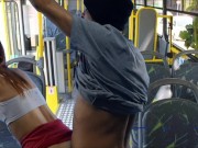 Estudante deixa homem esfregar pau em sua bunda no ônibus e fode em público!