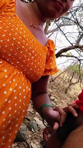 Desi bhabhi beautiful boobs - Aaj mere ko lekar me jangle me aa gaya bathroom ke bahane sex - Desi village dehati&hellip;   Clip 1