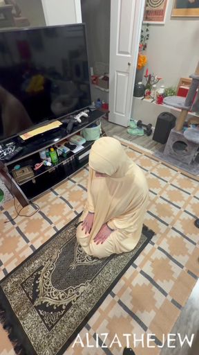 Muslimah prays, infidel uses