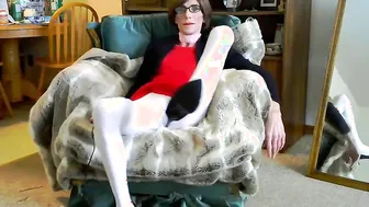 Slim amateur crossdresser jerks off on webcam