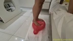Thay Flores Popping with Barefeet
