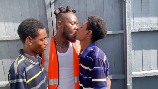 Avsugning, svart, trekant, avsugningar, barbacka, pappa, utomhus – amatör smala killar med stora kukar rövknullande