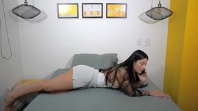 dos hermosas latinas jugando con sus enormes culos