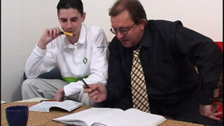 Joven profesor europeo flaco gordito gay puta follada analmente, polla grande