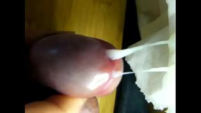 尿道口から噴き出す精液
