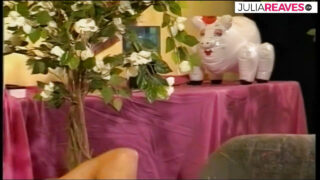 Astrid Pils ve Ela Star, müstehcen konuşmalar ve iğrenç ağızdan anüse ilişki eşliğinde sert bir şekilde kalçadan anüse ilişkiye giriyorlar.