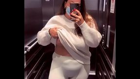 Oups un sein qui sors dans l&rsquo_ascenseur