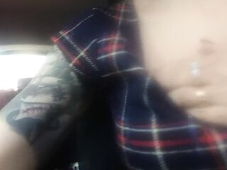 cercando di fottermi, in macchina...