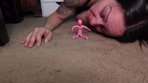 Giantess Queen Descends