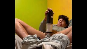 Mi pene necesitaba sacar leche as&iacute_ que tome un masturbador y me lo cogi pensando en que era el ano sabroso y oloroso de un hombre